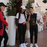 Manuel Dionicio Carchi conocido como “Doni” recorre el Parque Calderón y sus alrededores para obsequiar zapatos. XCA