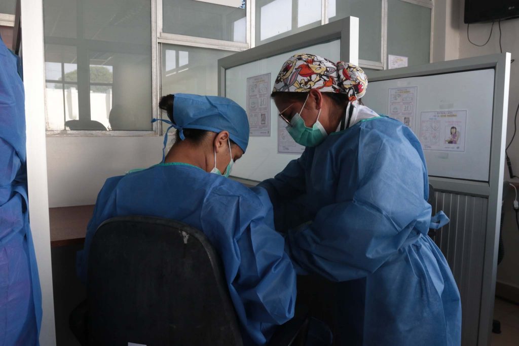 Las madres acuden al Banco de Leche del hospital “Vicente Corral Moscoso” para realizar la donación. Se utilizan equipos modernos para la extracción. XCA