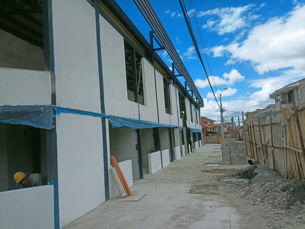 La construcción del mercado “4 de Noviembre”, de la parroquia Ricaurte, registra un avance del 75 %. La obra concluirá en abril para su apertura. BPR