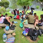 Las familias cuencanas se congregaron ayer en las orillas del río Yanuncay (proximidades de la Unidad Educativa “Bilingüe Interamericana”) para disfrutar del Carnaval. FMV