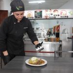 Gabriela Andrade, del local “Verde y Pintón”, prepara una de las delicias con plátano verde que ofrece a sus clientes. XCA
