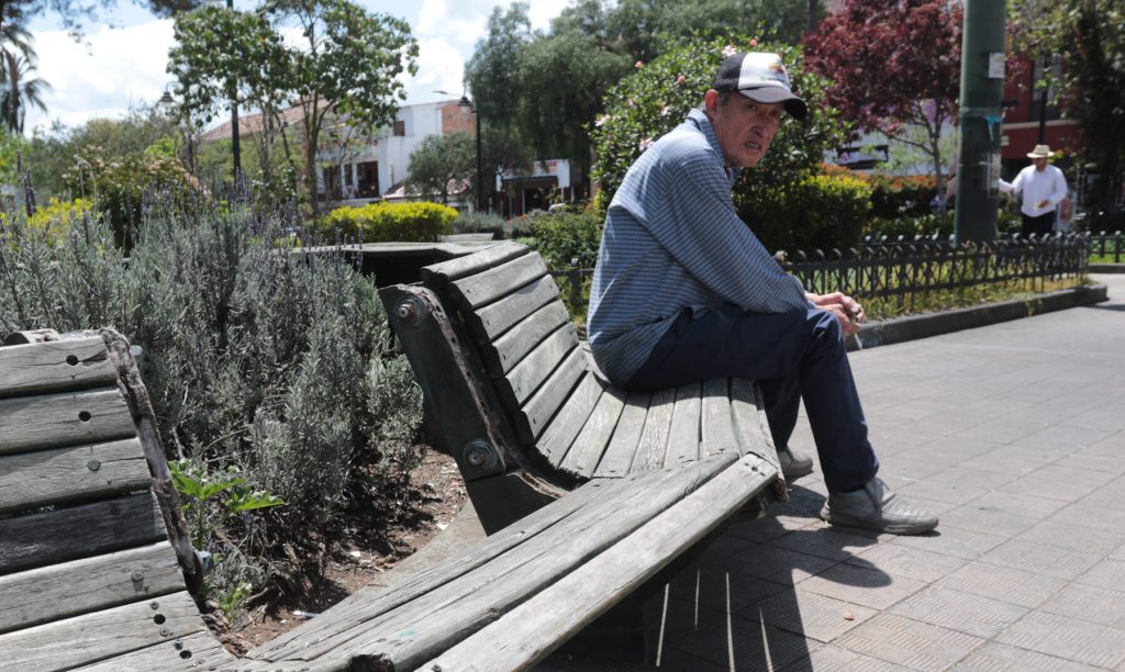 En el parque San Blas se observan las bancas de madera destruidas. Los moradores de la zona se quejan por esta situación. XCA
