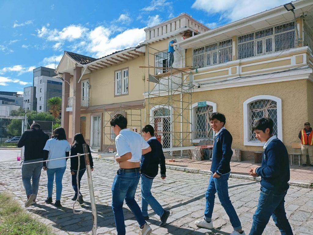 Los estudiantes del colegio del Sindicato de Choferes Profesionales del Azuay pasan por el frente del edificio matriz del gremio. BPR