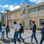 Los estudiantes del colegio del Sindicato de Choferes Profesionales del Azuay pasan por el frente del edificio matriz del gremio. BPR