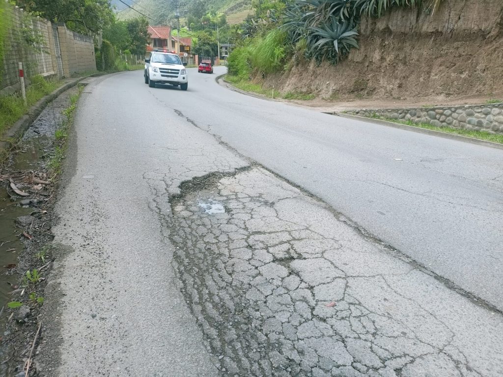 En el acceso a los cantones nororientales, especialmente en el ramal a Gualaceo se observan baches que interrumpen el tránsito vehicular. BPR