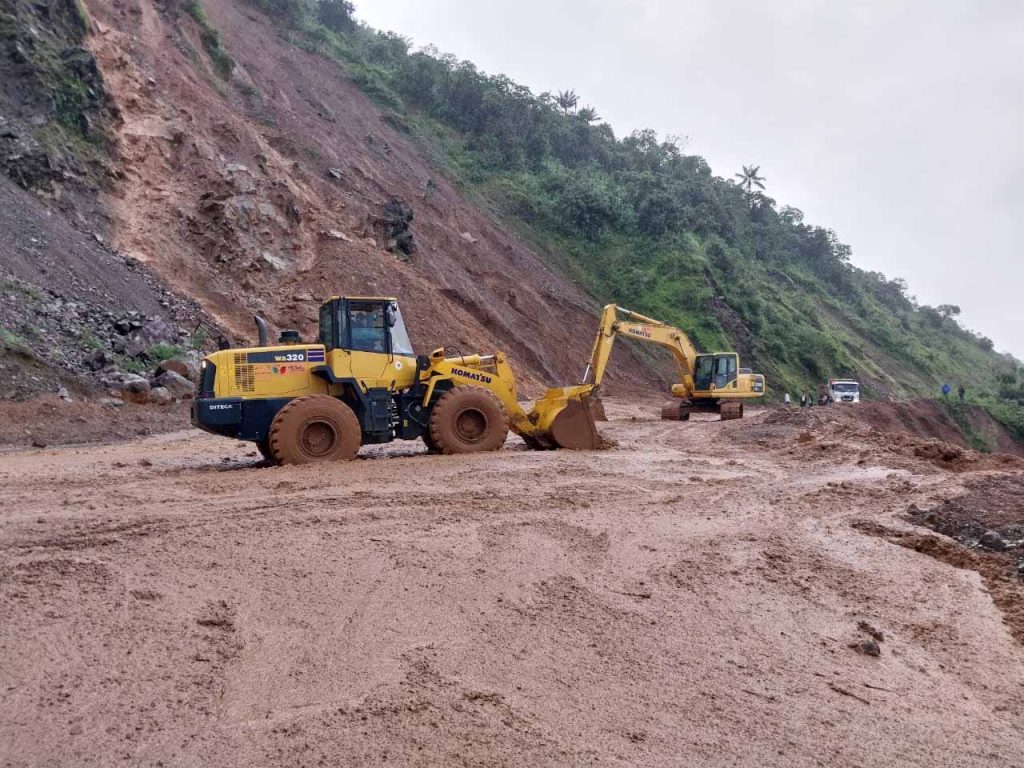 Maquinaria de la Prefectura ejecuta trabajos en el kilómetro 90 de la vía Cuenca - Molleturo - El Empalme.