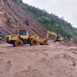 Maquinaria de la Prefectura ejecuta trabajos en el kilómetro 90 de la vía Cuenca - Molleturo - El Empalme.