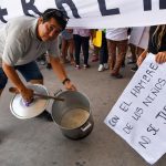 . En medio de una semana marcada por el debate parlamentario de la 'ley ómnibus', proyecto estrella del Ejecutivo argentino, muchos colectivos que sostienen comedores sociales se manifestaron este jueves ante supermercados del país contra los escasos recursos de los que disponen, denuncian, desde que Javier Milei es presidente. EFE