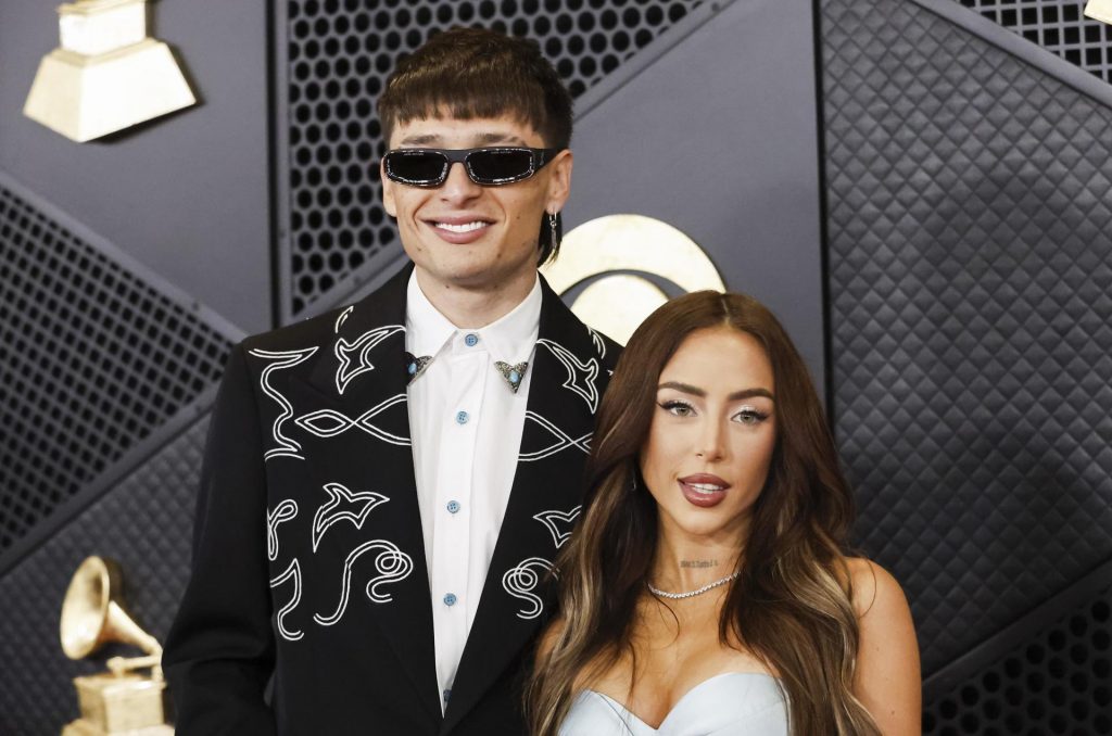 Peso Pluma y Nicky Nicole en la alfombra roja de los Gramy. Foto EFE