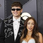 Peso Pluma y Nicky Nicole en la alfombra roja de los Gramy. Foto EFE