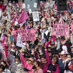 Asociaciones civiles de oposición de la alianza ‘Unid@s’ realizaron este domingo la ‘Marcha por nuestra democracia’ en decenas de ciudades para denunciar los riesgos que afrontan las elecciones por la violencia del narcotráfico y las reformas constitucionales del presidente, Andrés Manuel López Obrador. EFE