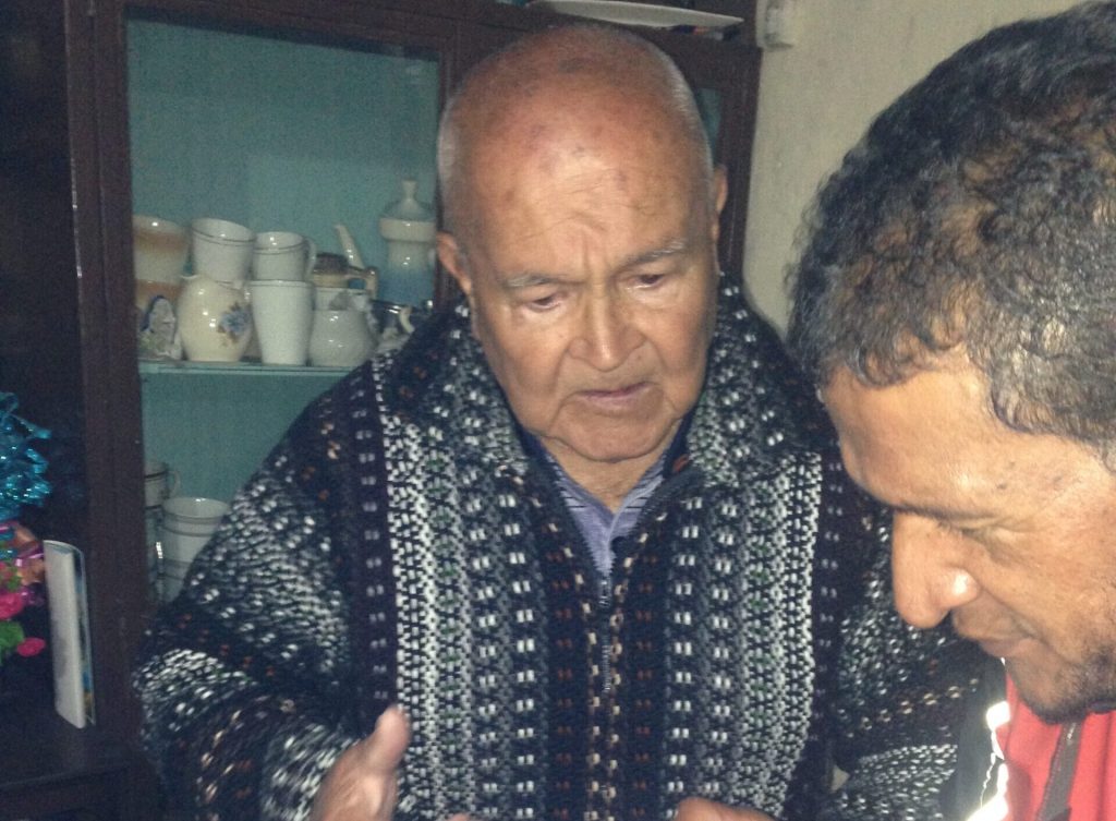 El fotógrafo Vicente Tello, junto al fotógrafo Diego Cáceres, durante una entrevista en su domicilio, años atrás.