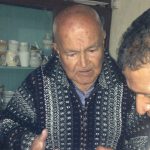 El fotógrafo Vicente Tello, junto al fotógrafo Diego Cáceres, durante una entrevista en su domicilio, años atrás.