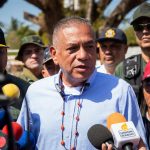 Al menos 16 personas resultaron heridas tras el derrumbe en una mina ilegal del estado Bolívar, en el sur de Venezuela, informó el gobernador de esta región fronteriza con Brasil, Ángel Marcano, con lo que se eleva el número de lesionados, que hasta el miércoles eran 11, mientras que la cifra oficial de fallecidos se mantiene en 16. El funcionario dijo que los heridos por el siniestro en la mina ilegal 'Bulla Loca', ocurrido cuando había un "grupo considerable" de personas, están estables, de los cuales tres fueron trasladados a centros sanitarios, y aseguró que continúan las labores de rescate realizadas por diversas entidades gubernamentales. EFE