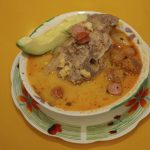 A través de los platos típicos, como el motepata o los dulces de las distintas frutas, cambia a los centros de abastos.