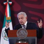 El presidente Andrés Manuel López Obrador pidió este viernes a los mexicanos en Estados Unidos que no voten por políticos que estén "en contra de México" después de que el gobernador de Florida, Ron DeSantis, anunció el envío de 1.000 elementos de la Guardia Nacional a Texas. EFE