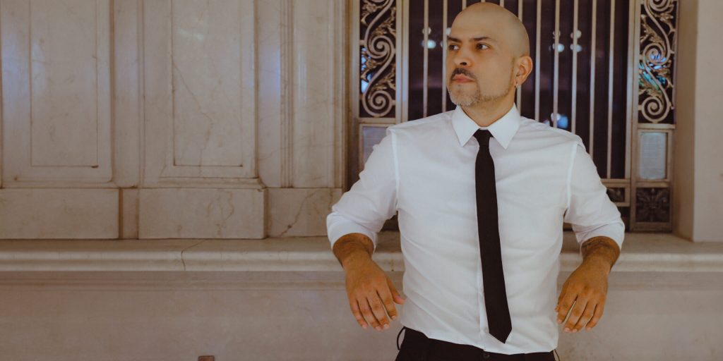 El cantautor ecuatoriano Danny Galán marca el comienzo del 2024 con el lanzamiento de su nuevo sencillo titulado "Más Allá",