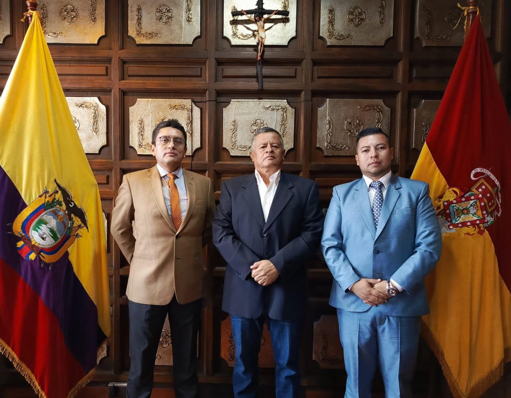 Fernando Duran (D) nuevo Jefe Político, Mílton Benitez (c), Gobernador del Azuay y Carlos Flores (D), nuevo Intendente de la Policía. Foto Gobernación