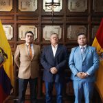 Fernando Duran (D) nuevo Jefe Político, Mílton Benitez (c), Gobernador del Azuay y Carlos Flores (D), nuevo Intendente de la Policía. Foto Gobernación