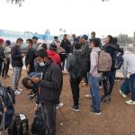 Centenares de solicitantes de asilo quedaron a la deriva tras ser liberados este lunes por las autoridades de inmigración de EE.UU. en la frontera de California y México, porque el único albergue que los recibía y daba orientación tuvo que cerrar sus puertas por falta de recursos. EFE