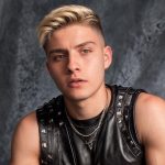 El artista cuencano Alex Ponce se presentará este viernes en el Estadio Alejandro Serrano Aguilar.