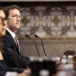 El director ejecutivo de Meta, Mark Zuckerberg, pidió perdón a un grupo de familiares que aseguran que sus hijos fueron víctimas de abuso sexual por culpa de internet.