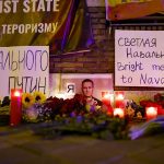 El Kremlin negó hoy presiones en relación con el entierro del líder opositor ruso, Alexéi Navalni, que murió el 16 de febrero en prisión, tras la entrega a la madre del cuerpo del enemigo número uno del presidente, Vladímir Putin. EFE