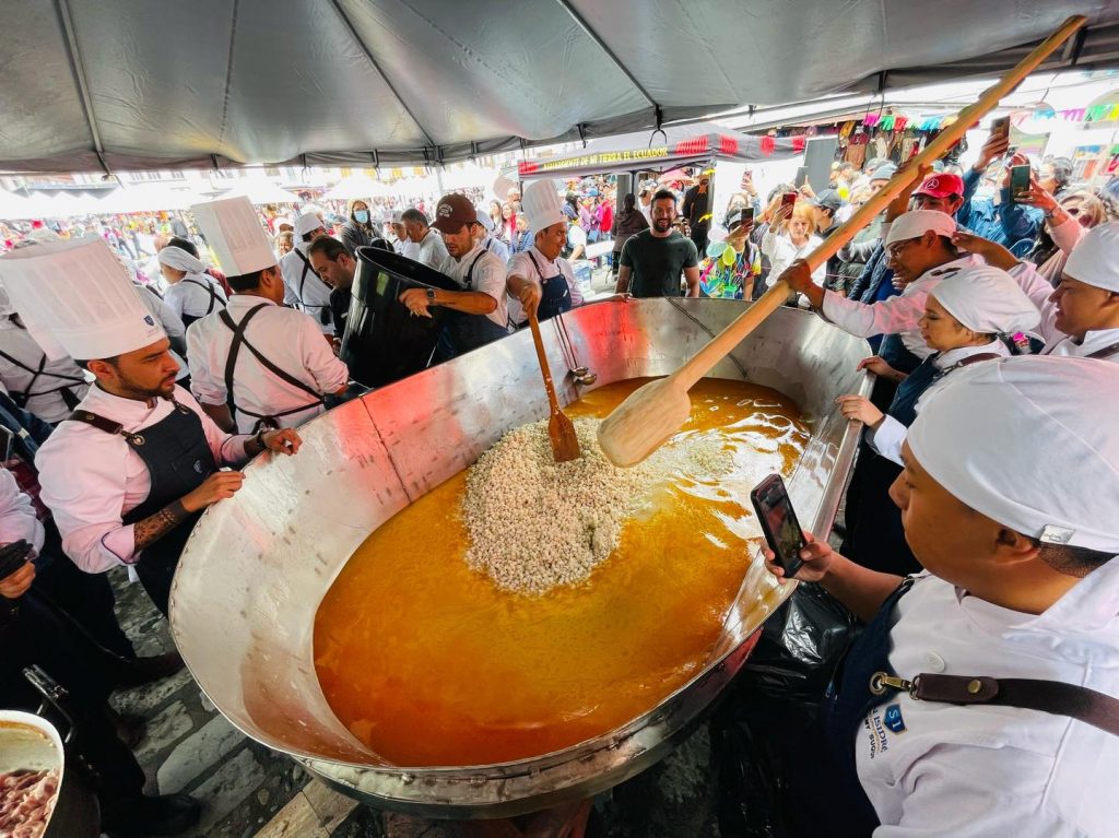 Elaboración del mote pata a cargo de estudiantes del Instituto San Isidro de Cuenca.