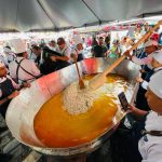 Elaboración del mote pata a cargo de estudiantes del Instituto San Isidro de Cuenca.