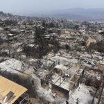 El número de fallecidos en los devastadores incendios que azotan la región de Valparaíso, a 100 kilómetros al oeste de Santiago, aumentó a 99, de los cuales solo 32 han podido ser identificados, informó este domingo el Servicio Médico Legal (SML) de Chile. EFE