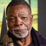 El actor estadounidense y exjugador de fútbol americano Carl Weathers, conocido por interpretar a Apollo Creed en 'Rocky', falleció.