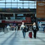 Miles de pasajeros quedaron varados en tierra este miércoles en Argentina, al no poder abordar sus vuelos nacionales e internacionales debido al paro de 24 horas que llevan adelante los sindicatos aeronáuticos para reclamar mejoras salariales. La línea de bandera Aerolíneas Argentinas canceló 331 vuelos este miércoles como consecuencia de la medida de fuerza, que estimó que afectará a cerca de 24.000 pasajeros -18.000 son de cabotaje, 3.000 de destinos regionales y otros 3.000 internacionales-. Además, 10.000 pasajeros efectuaron cambios voluntarios de sus vuelos durante los últimos días. EFE