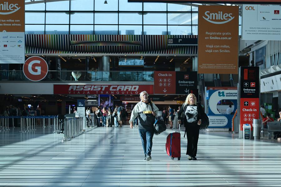 Miles de pasajeros quedaron varados en tierra este miércoles en Argentina, al no poder abordar sus vuelos nacionales e internacionales debido al paro de 24 horas que llevan adelante los sindicatos aeronáuticos para reclamar mejoras salariales. La línea de bandera Aerolíneas Argentinas canceló 331 vuelos este miércoles como consecuencia de la medida de fuerza, que estimó que afectará a cerca de 24.000 pasajeros -18.000 son de cabotaje, 3.000 de destinos regionales y otros 3.000 internacionales-. Además, 10.000 pasajeros efectuaron cambios voluntarios de sus vuelos durante los últimos días. EFE