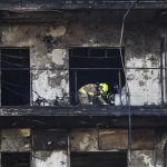 Bomberos y Policía Científica inspeccionan un cuerpo en un balcón del edificio incendiado en el barrio de Campanar de València. La cifra de víctimas mortales en el incendio se eleva a 10 tras la primera inspección ocular que han hecho en el interior de las instalaciones los bomberos y la Policía Científica. EFE