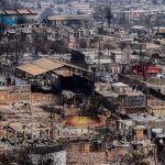 La cifra de fallecidos en los devastadores incendios desatados el viernes pasado en la región de Valparaíso, 100 kilómetros al noroeste de Santiago, ascendió a 131, de los cuales solo 35 han podido ser identificadas, informó este martes 6 febrero de 2024 el Servicio Médico Legal (SML) de Chile. "Hasta el momento ya han sido entregadas ocho personas fallecidas a sus familias", agregó la institución, que el lunes reconoció que el estado de sus cuerpos están dificultando la identificación. La cifra total de damnificados aún no está clara, pero el subsecretario del Interior, Manuel Monsalve, indicó el lunes que las viviendas dañadas podrían llegar a 15.000, y se estima que aún hay un centenar de desaparecidos. El levantamiento de cadáveres, además, está siendo lento porque hasta el domingo había muchos focos aún activos. Se trata de la mayor catástrofe que vive Chile desde el terremoto de 2010, que tuvo una magnitud 8,8 en la escala de Ritcher y provocó 525 fallecidos. La cadena de incendios comenzó el viernes en el la Reserva Lago Peñuelas y rápidamente se extendió hasta localidades densamente pobladas de los alrededores de la ciudad de Viña del Mar y Quilpué a causa del viento y las altas e inusuales temperaturas. Por la simultaneidad de los focos, las autoridades tienen sospechas de que algunos incendios fueron intencionados y la Fiscalía chilena ya ha abierto distintas investigaciones. "Lo vamos a buscar por todas partes y le va a caer todo el peso de la ley, además del repudio de una sociedad entera, porque el daño causado es inconmensurable", dijo este martes el presidente Gabriel Boric, que decretó el estado de excepción por catástrofe y está desplegado en terreno desde el fin de semana. El mandatario confirmó además que hay varios detenidos por provocar los incendios y también varias denuncias contra personas "que están intentando prender focos de fuego". Diferentes países e instituciones multilaterales se han ofrecido para enviar ayuda a Chile y se espera que este martes lleguen a Santiago las primeras 20 toneladas de víveres procedentes de México. El tráfico en los sectores más afectados por las llamas empeoró en los últimas horas con la llegada masiva de voluntarios que quieren ayudar a retirar escombros y asistir a las familias. La Armada chilena, responsables de la seguridad pública en las zonas de catástrofe y de coordinar la respuesta a emergencia, decretó la restricción vehicular para automóviles y otras maquinarias particulares hasta el 21 de febrero para facilitar el tránsito de los equipos de rescate, ayuda y reconstrucción. EFE