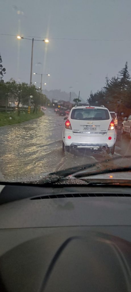 Una de as zonas afectadas por las fuertes lluvias en Cuenca fue la vía rápida.