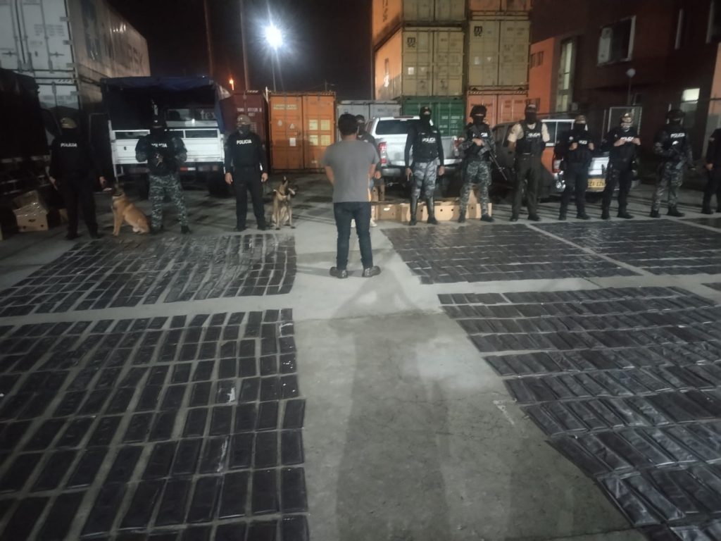 Personal Policial encontró droga dentro de cajas de banano durante la operación ejecutada en el puerto de Guayaquil.