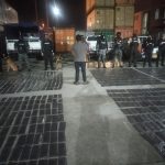 Personal Policial encontró droga dentro de cajas de banano durante la operación ejecutada en el puerto de Guayaquil.