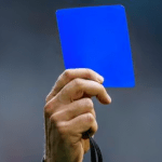 El reglamento del fútbol introducirá próximamente la novedad de las tarjetas azules, según informó el diario británico 'The Telegraph'.