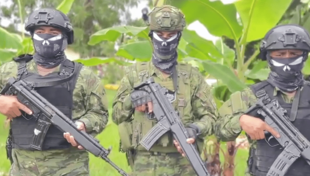 Personal militar durante la operación ejecutada en la mina ilegal de Pucará.