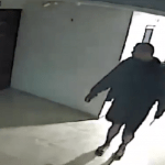 Captura del video de vigilancia que registro el momento de la agresión del ciudadano extranjero en Cuenca.