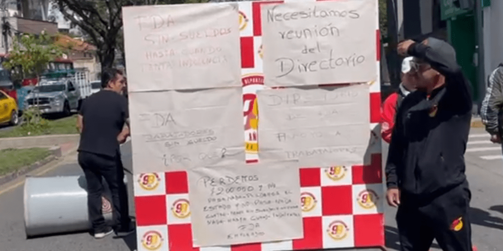 Empleados de la Federación Deportiva del Azuay (FDA) paralizaron sus actividades por estar impagos cerca de cuatro de meses de sueldos.