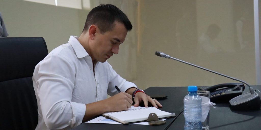 Mediante tres decretos ejecutivos firmados este jueves el presidente Daniel Noboa ratificó acuerdos con Estados Unidos y China.