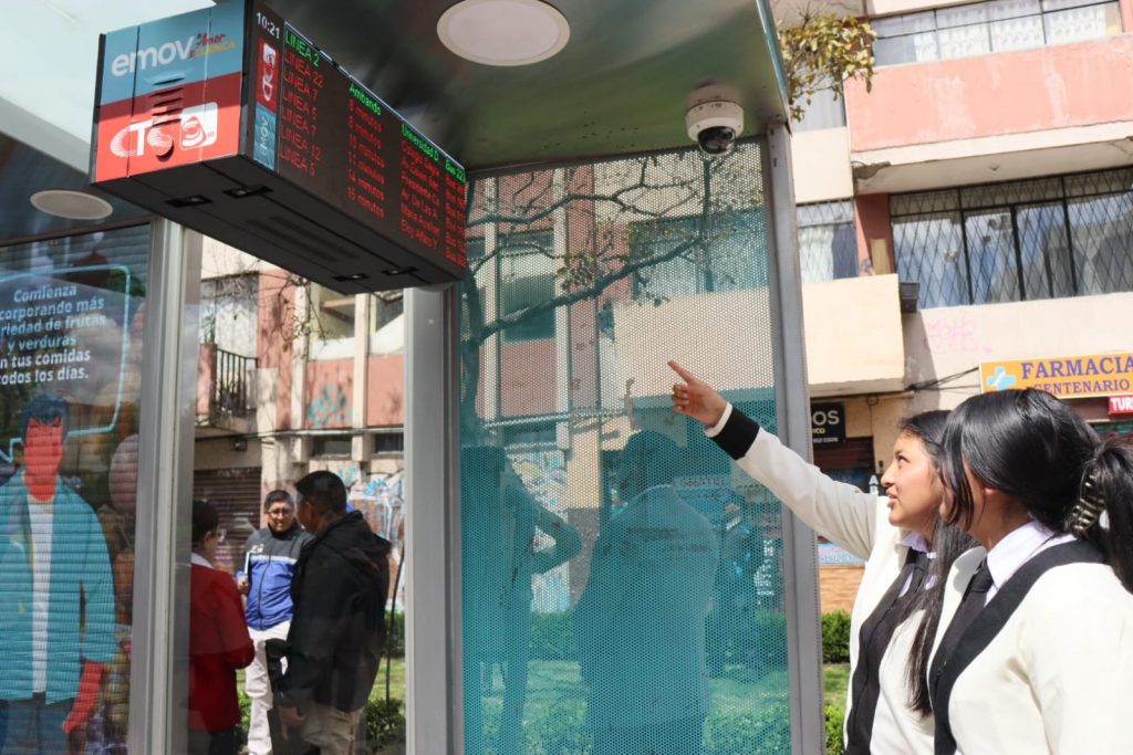 Ahora se colocaron pantallas que muestran las horas de llegada de los buses. /Cortesía