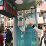 Ahora se colocaron pantallas que muestran las horas de llegada de los buses. /Cortesía