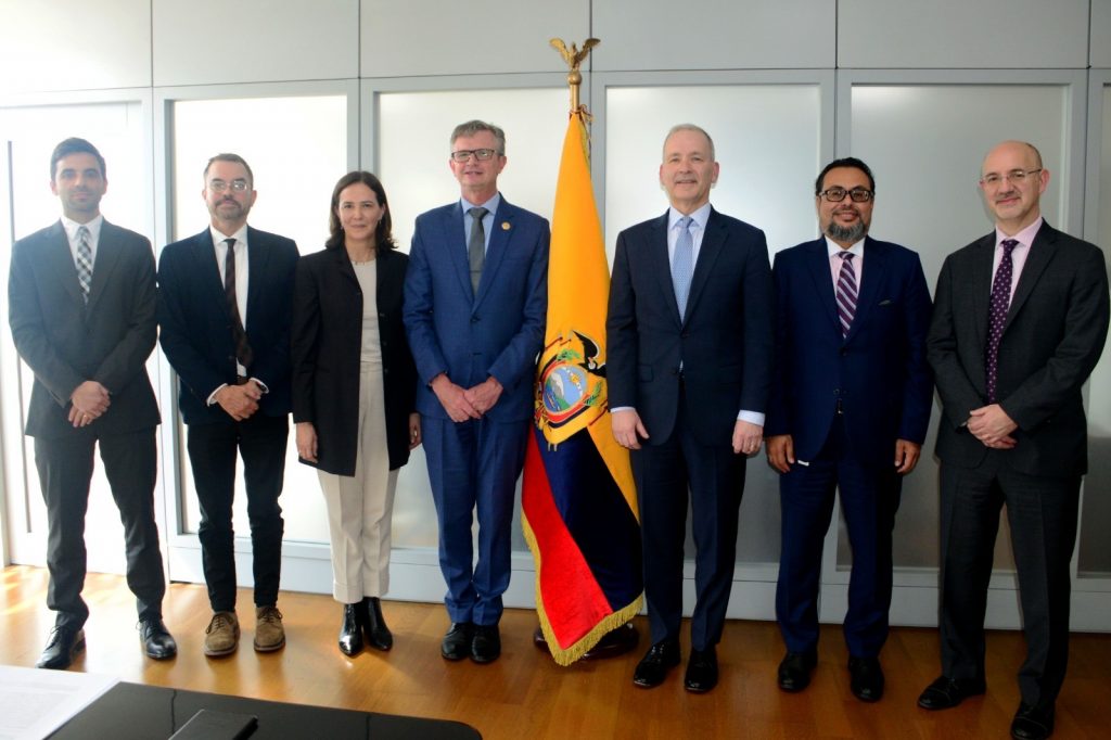 Equipo de trabajo del BID junto al ministro de Finanzas Juan Carlos Vega. Foto BID