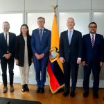 Equipo de trabajo del BID junto al ministro de Finanzas Juan Carlos Vega. Foto BID