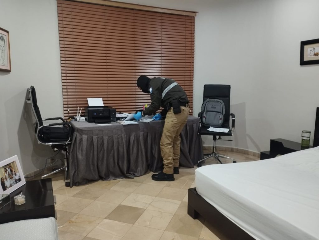 Personal de la policía Nacional y de la Fiscalía durante los allanamientos.