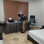 Personal de la policía Nacional y de la Fiscalía durante los allanamientos.