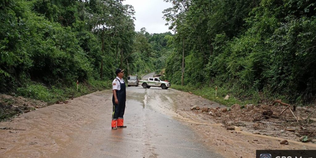 Deslizamientos de tierra han obstaculizado el tránsito vehicular en varias vías que conectan al Azuay con otras provincias.